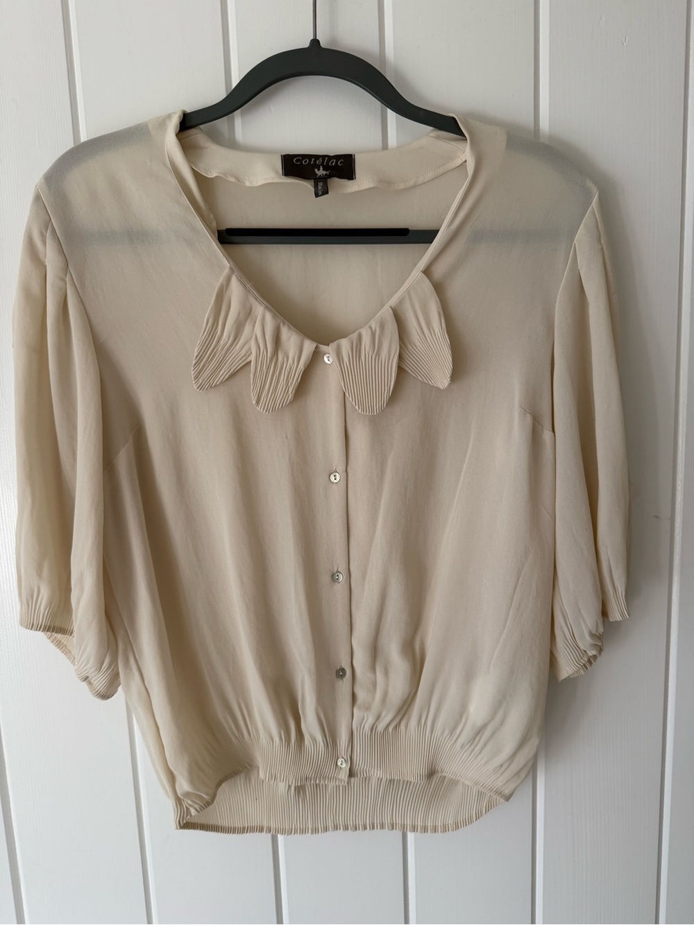 Cordiac Cream Petal-Collar Button Blouse